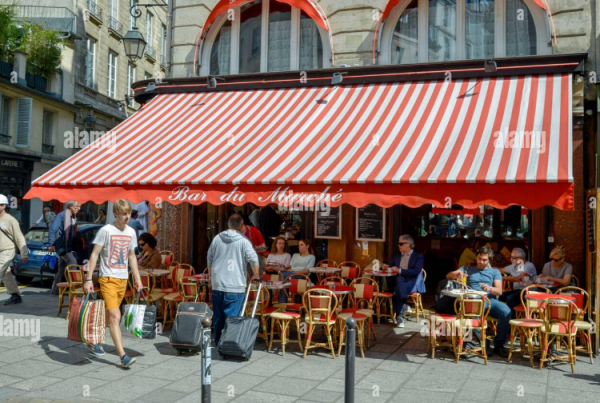 Cafe dengan area duduk di bawah tenda berwarna-warni